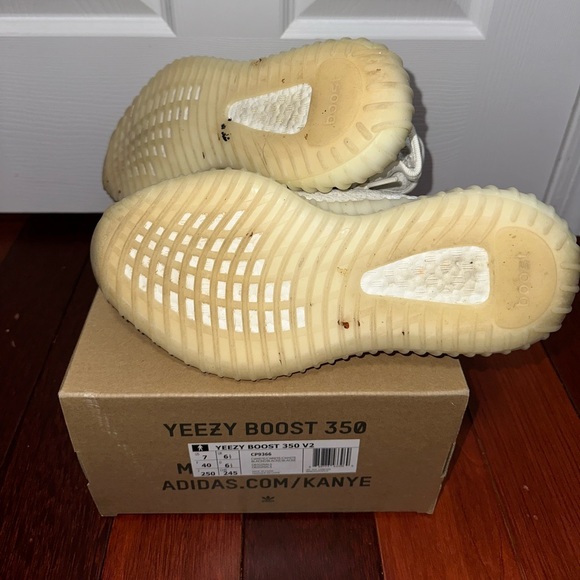 Yeezy Boost 350 Cream White - Picture 4 of 5